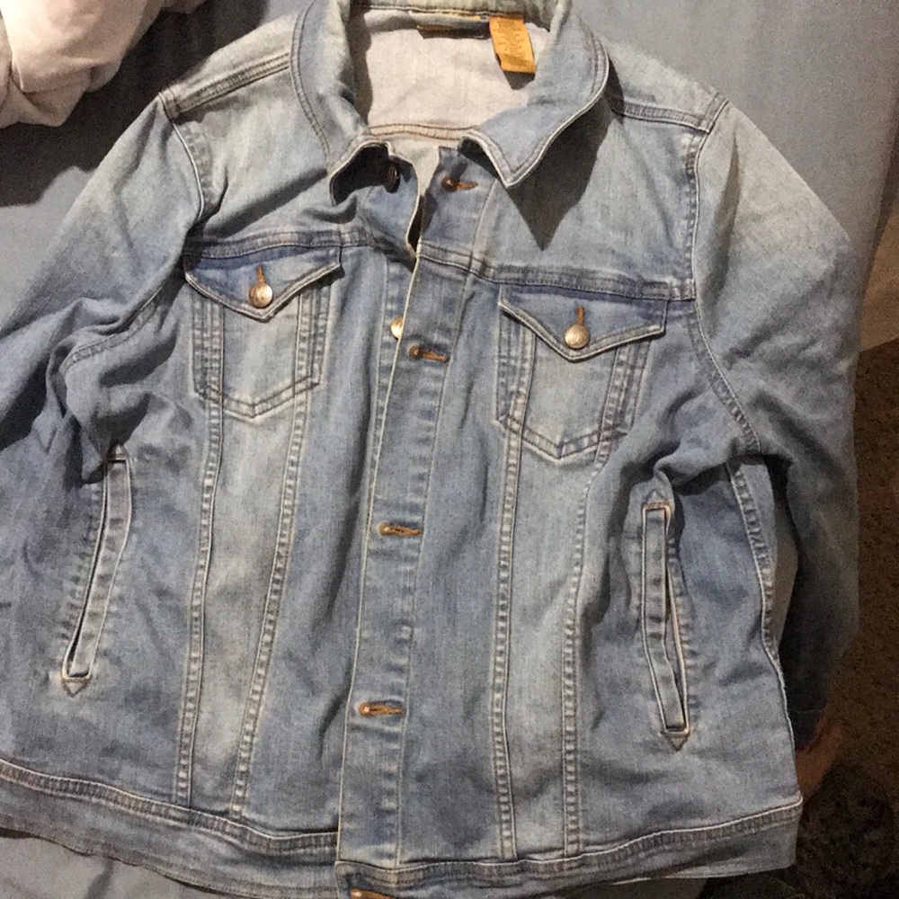 Wrangler jean jacket size large.